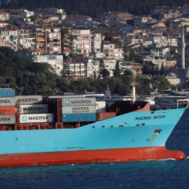 Un buque de contenedores de la compañía Maersk navega por el Bósforo hacia el Mediterráneo, en Estambul (Turquía). REUTERS/Murad Sezer