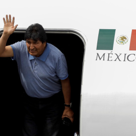 El expresidente de Bolivia, Evo Morales, a su llegada a México como asilado político tras el golpe de Estado que forzó su renuncia.- REUTERS