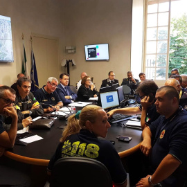 El primer ministro italiano Giuseppe Conte (4º izq) participa en una reunión de los servicios de emergencia en la Prefectura de Génova (Italia). EFE