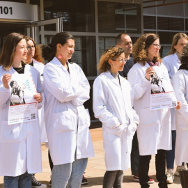 Investigadores de l'Institut Català de Recerca de l'Aigua (ICRA) a l'exterior de l'edifici, a Girona, en protesta contra la inacció climàtica.