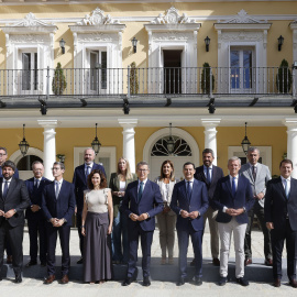 El líder del PP, Alberto Núñez Feijóo (c), posa para una foto de familia con los presidentes autonómicos de su partido, a 6 de septiembre, en el Palacete de los Duques de Pastrana, en Madrid.