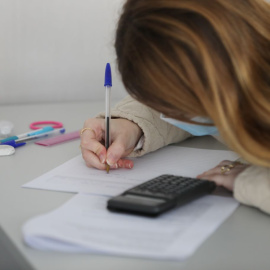 Una alumna realiza un examen, a 10 de enero de 2022, en Madrid.