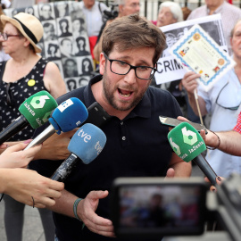 El secretario de Memoria Histórica de Unidas Podemos, Miguel Urbán, atiende a los medios de comunicación durante la concentración para exigir que Franco sea trasladado a un emplazamiento "que no pueda convertirse en lugar de exaltación". - EFE/Kiko H