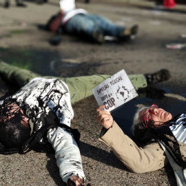 Un grupo de activistas protesta en la Cumbre del Clima por la presencia de empresas contaminantes./ Alejandro Tena