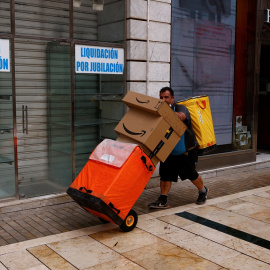 En repartido de Amazon, en el centro de Málaga. REUTERS/Jon Nazca