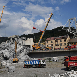 Vista de las tareas de retirada de escombros y búsqueda de víctimas del puente Morandi en Génova. EFE/ Luca Zennaro