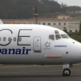 Un aparato de la aerolina Spanair en el aeropuerto de Tenerife. AFP