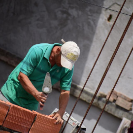 Un obrero trabaja en el sector de la construcción, en una imagen de archivo