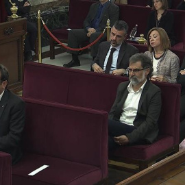 Santi Vila, Meritxell Borrás, Carles Mundó, Jordi Cuixart y Josep Rull, este lunes en el juicio al 'procés'. EFE