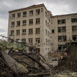 Vista general de una zona donde hace horas impactaron misiles rusos este viernes, 29 de abril de 2022, en Kiev