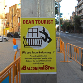 Imagen de uno de los carteles que incitan al 'balconing' - Twitter