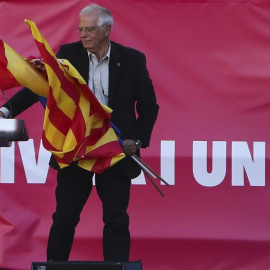 El ministro de Exteriores, Josep Borrell, en una manifestación por la unidad. EFE/Javier Etxezarreta