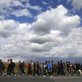 Varios cientos de refugiados y migrantes parten hacia la frontera con Hungría, en Belgrado, Serbia. REUTERS / Marko Djurica