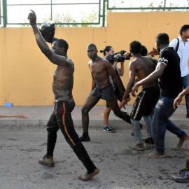 22/08/2018.- Alrededor de 200 inmigrantes subsaharianos han logrado saltar la valla fronteriza que separa Ceuta de Marruecos en un día en el que se celebra la Pascua del Sacrificio, en un asalto en el que cinco guardias civiles han resultado heridos. Seg