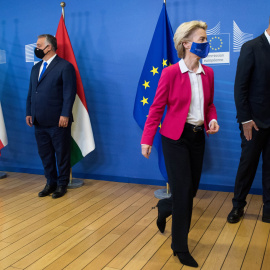 El primer ministro polaco Mateusz Morawiecki, el primer ministro húngaro Viktor Orban, la presidenta de la Comisión Europea Ursula von der Leyen y el primer ministro checo Andrej Babis se van después de tomar una foto grupal antes de la UE