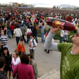 Imagen de un botellón en Granada.. EFE