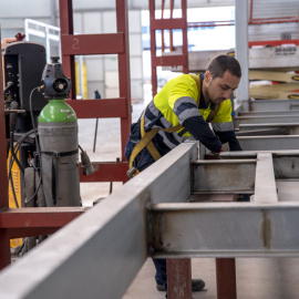 Un trabajador de una fabrica de casas prefabricadas en Toledo. EFE/Ismael Herrero