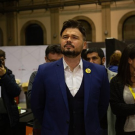 El diputado al Congreso de los Diputados por ERC, Gabriel Rufian durante la noche electoral del 10N en el Pabellón de la Estació del Nord de Barcelona. EUROPA PRESS/ David Zorrakino