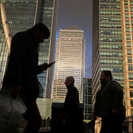 Personas caminando por el distrito financiero de Canary Wharf de Londres. REUTERS/Simon Dawson