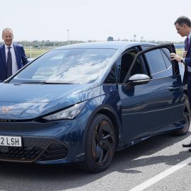 El presidente del Gobierno, Pedro Sánchez, (d) y el presidente del Grupo Volkswagen, Herbert Diess, (i) a su llegada a acto de presentación de la nueva gigafactoría de baterías para coches eléctricos que la firma alemana construirá en Sagunto (Valen