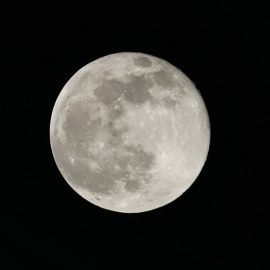 05/05/2022. Detalle de la Luna llena en Madrid, a 19 de diciembre de 2021.