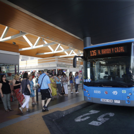 Varias personas se suben a un autobús de la EMT en Madrid. E.P./Eduardo Parra