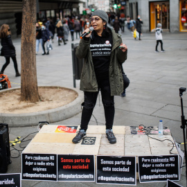 Una persona durante una concentración para recoger firmas para la regularización de personas migrantes en Madrid, en febrero de 2019.