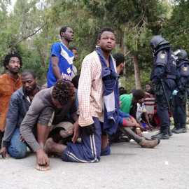 Imagen de migrantes en la valla de Ceuta. EP