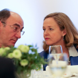 La vicepresidenta de Economía y Transformación Digital, Nadia Calviño habla con el presidente de Iberdrola, José Ignacio Sánchez Galán, durante la segunda y última jornada 'Spain Investors Day' en el Hotel Intercontinental, en Madrid (España), a 1