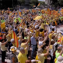 Fotograma del vídeo en el que se versiona un tema de Los Miserables: "Tot el poble cantará". YT