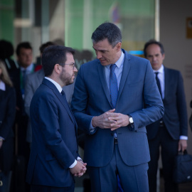 El presidente de la Generalitat, Pere Aragonès (i) y el presidente del Gobierno, Pedro Sánchez (d), mantienen una conversación en la puerta del hotel W Barcelona a su llegada a la jornada de clausura de la XXXVII Reunió Cercle d’Economia, a 6 de may