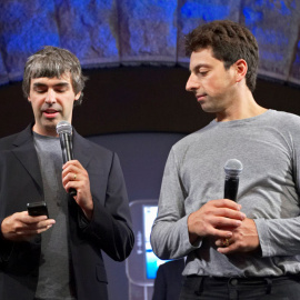 Los fundadores de Google, Larry Page (i.) y Sergey Brin (d.), en una imagen de septiembre de 2008, en la presentación en Nueva York, del primer móvil con el sistema Android. REUTERS/Jacob Silberberg