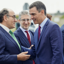 El presidente del Gobierno, Pedro Sánchez, conversa con el presidente de Iberdrola, Ignacio Galán (i) , a su llegada a acto de presentación de la nueva gigafactoría de baterías para coches eléctricos que Volkswagen construirá en Sagunto (Valencia).