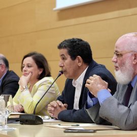 El representante del Frente Polisario en España, Abdulah Arabi (2d), interviene durante la XXVI Conferencia "Paz y libertad para el pueblo saharaui", que se celebra en el Parlamento de La Rioja, este sábado