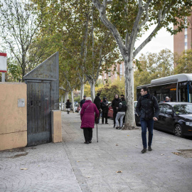 Policías antidisturbios en la puerta del centros de primera acogida de Hortaleza, donde se ha convocado una concentración contra la presencia de los menores migrantes.- JAIRO VARGAS