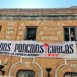 Activistas colocan una pancarta en la antigua sede de UGT, situada en la madrileña calle de Hortaleza