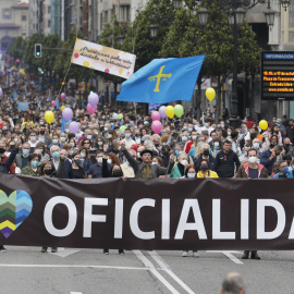 La actriz y miembro de la Xunta pola Defensa de la Llingua Asturiana Natalia Suárez Ríos se dirige a la multitud en una manifestación por la Oficialidad del Asturiano, a 16 de octubre de 2021, en Oviedo, Asturias, (España).