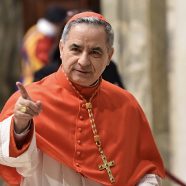 Giovanni Angelo Becciu de Italia asiste a la visita de cortesía de familiares luego de un consistorio para la creación de nuevos cardenales el 28 de junio de 2018 en el Palacio Apostólico en la Basílica de San Pedro en el Vaticano.