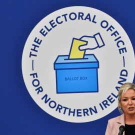 07/05/2022 La líder de Sinn Féin, Michelle O'Neill, habla a los medios de comunicación tras las elecciones en Irlanda del Norte, en Magherafelt