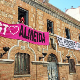 07/05/2022 Los activistas despliegan pancartas en pleno proceso de ocupación de la histórica sede de UGT