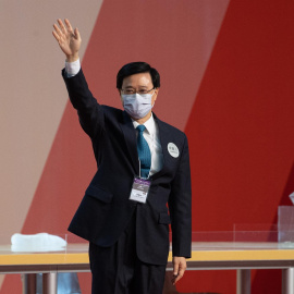 El presidente ejecutivo electo de Hong Kong, John Lee Ka-chiu, saluda después de ser elegido en el Centro de Exposiciones y Convenciones de Hong Kong, China, el 8 de mayo de 2022.