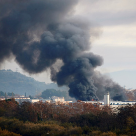 11/12/2019.- El gran incendio declarado en un polígono de Montornès (Barcelona). EFE/Alejandro Garcia