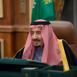 1 de enero de 2022, Arabia Saudita, Riad: El rey de Arabia Saudita, Salman bin Abdulaziz Al Saud, preside una reunión de gabinete virtual.