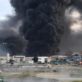 Columna de fum provocada per l'incendi a una planta de reciclatge de Montornès del Vallès. Bombers de la Generalita