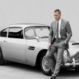 El actor aniel Craig, sobre el modelo de Aston Martin que utilizó en la película de James Bond 'Skyfall'.