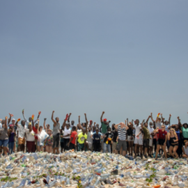 9/5/22 Participantes en el proyecto de Plastic Punch en una playa ghanesa