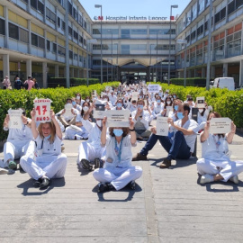 Protesta de facultativos en contra de la temporalidad este 9 de mayo de 2022 a las puertas del hospital Infanta Leonor de Madrid.