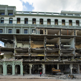 09/05/2022-Vista general de las labores de rescate en el destruido hotel Saratoga, que continúan este lunes 9 de mayo, en La Habana (Cuba)