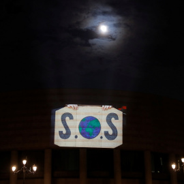 Activistas de Greenpeace proyectan un vídeo en la fachada de el Senado en Madrid para reclamar acciones contra la crisis climática. REUTERS/Susana Vera