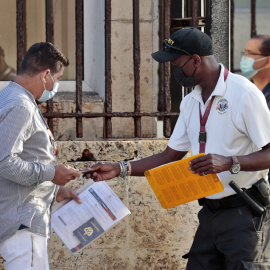 10/05/2022 - Varias personas pasan los controles de seguridad para ser atendidas en la embajada de EEUU el martes 3 de mayo, en La Habana (Cuba).